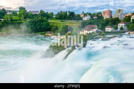 Blick auf den größten Wasserfall europas - Rheinfall - bei Sonnenuntergang in der Nähe von Schaffhausen, Schweiz Stockfoto