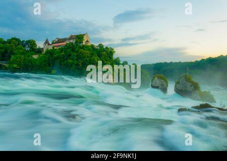 Blick auf den größten Wasserfall europas - Rheinfall - bei Sonnenuntergang in der Nähe von Schaffhausen, Schweiz Stockfoto