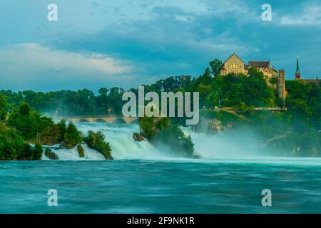 Blick auf den größten Wasserfall europas - Rheinfall - bei Sonnenuntergang in der Nähe von Schaffhausen, Schweiz Stockfoto