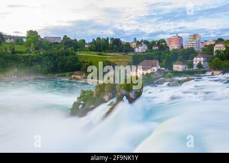 Blick auf den größten Wasserfall europas - Rheinfall - bei Sonnenuntergang in der Nähe von Schaffhausen, Schweiz Stockfoto