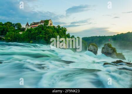 Blick auf den größten Wasserfall europas - Rheinfall - bei Sonnenuntergang in der Nähe von Schaffhausen, Schweiz Stockfoto