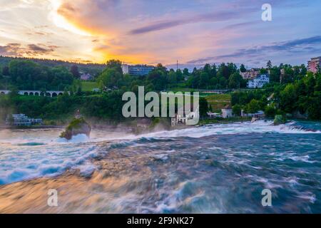 Blick auf den größten Wasserfall europas - Rheinfall - bei Sonnenuntergang in der Nähe von Schaffhausen, Schweiz Stockfoto