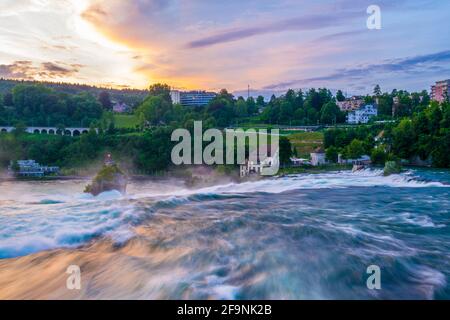 Blick auf den größten Wasserfall europas - Rheinfall - bei Sonnenuntergang in der Nähe von Schaffhausen, Schweiz Stockfoto