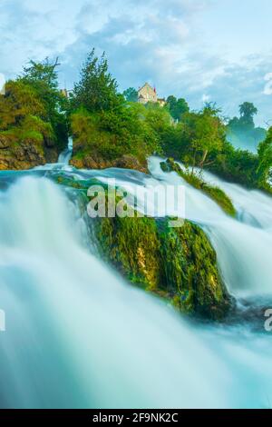 Blick auf den größten Wasserfall europas - Rheinfall - bei Sonnenuntergang in der Nähe von Schaffhausen, Schweiz Stockfoto