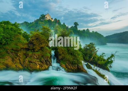 Blick auf den größten Wasserfall europas - Rheinfall - bei Sonnenuntergang in der Nähe von Schaffhausen, Schweiz Stockfoto