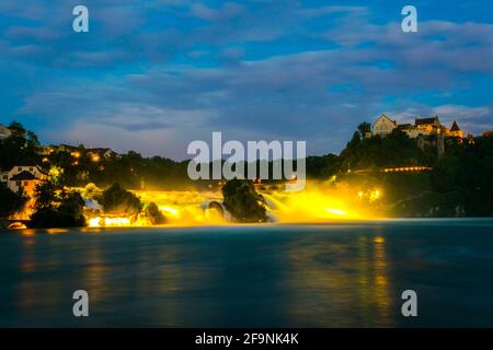 Blick auf den größten Wasserfall europas - Rheinfall - bei Nacht in der Nähe von Schaffhausen, Schweiz Stockfoto