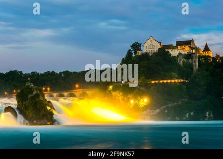 Blick auf den größten Wasserfall europas - Rheinfall - bei Nacht in der Nähe von Schaffhausen, Schweiz Stockfoto