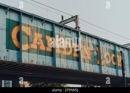 London, Großbritannien - 12. August 2020: Nahaufnahme des berühmten Camden Lock Eisenbahnbrücke Schild am Camden Market, einem der belebtesten Einzelhandelsziele in Londo Stockfoto