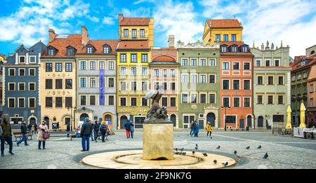 Warschau, Polen. Bronzestatue der Meerjungfrau auf dem Marktplatz der Altstadt, umgeben von bunten alten Häusern Stockfoto