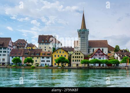 Blick auf bischofszell Stadt in der Schweiz, die verbunden ist mit einer überdachten Holzbrücke über den Fluss Rhein, Deutschland Stockfoto