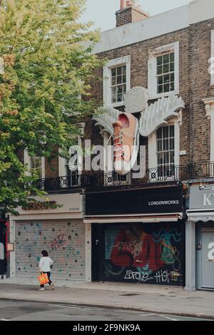 London, Großbritannien - 12. August 2020: Geschlossene Geschäfte in Camden Town, London, einer Gegend, die für ihren Markt und ihr Nachtleben bekannt ist und bei Touristen, Jugendlichen und Touristen beliebt ist Stockfoto