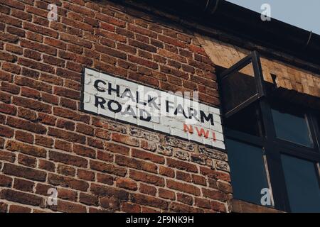 London, Großbritannien - 12. August 2020: Straßenschild auf der Chalk Farm Road beim Camden Market, London. Der Camden Market, der 16 mit 1974 Verkaufsständen begann, ist einer der Th Stockfoto