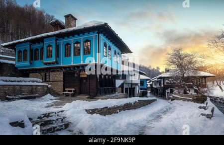 Etar, Bulgarien. Altes traditionelles bulgarisches Haus in architektonischem ethnographischen Komplex Etar (Etara) in der Nähe der Stadt Gabrovo. Open Air Museum Stockfoto