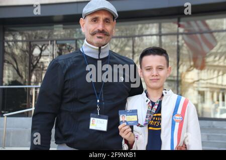 New York, USA. März 2021. Bardia Gharib (l.) und sein Sohn Shahab Gharib stehen vor dem Eingang der Pace University. Der 13-Jährige, der im baden-württembergischen Bruchsal geboren wurde und mit seinen Eltern als Kleinkind nach Florida zog, studiert seit diesem Frühjahr an der renommierten Pace University in New York - als einer der jüngsten Studenten in der Geschichte der Bildungseinrichtung. Quelle: Christina Horsten/dpa/Alamy Live News Stockfoto