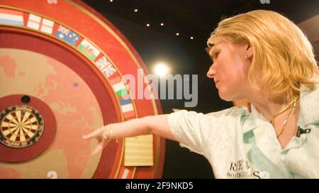 WELTBERÜHMTE CHAMPS AM SEE. TRINA GULLIVER WÄHREND IHRES MATCHES MIT BEV TURNER, BOBBY GEORGE UND RAY STUBBS STELLEN DAVID ASHDOWNDARTS VOR Stockfoto