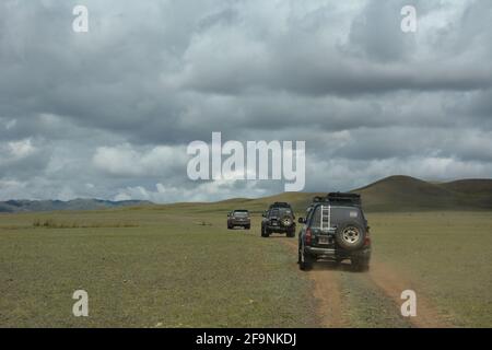 Touristische Geländewagen in der Nähe von Dungenee am / Canyon im Gobi Gurvan Saikhan National Park, Omnogovi, Mongolei. Stockfoto