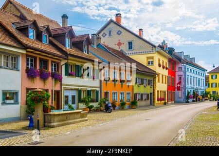 Blick auf die Hauptstraße der Stadt Diessenhofen in der Schweiz. Stockfoto