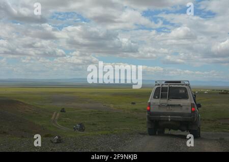 Touristische Geländewagen in der Nähe von Dungenee am / Canyon im Gobi Gurvan Saikhan National Park, Omnogovi, Mongolei. Stockfoto