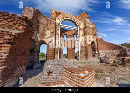 Ruinen der frühen byzantinischen Basilika wissen als die Rote Kirche in der Nähe der Stadt Perushtitsa, Region Plovdiv, Bulgarien Stockfoto