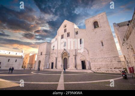 Bari, Apulien, Italien. Die Basilika des Heiligen Nikolaus (San Nicola) bei Sonnenuntergang. Römisch-katholische Kirche in der Region Apulien Stockfoto