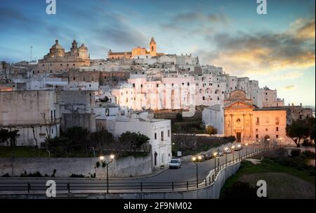 Ostuni, Apulien, Brindisi, Italien. Panorama der Altstadt und der römisch-katholischen Kathedrale, der Kirche Madonna della Grata und der Bruderschaft von Carmine. Stockfoto