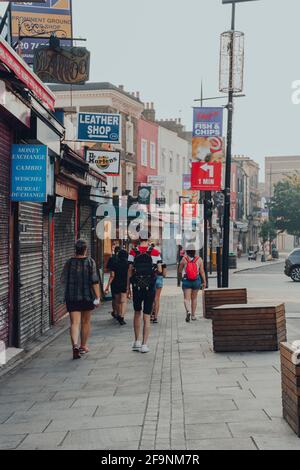 London, Großbritannien - 12. August 2020: Eine Reihe geschlossener Geschäfte an der High Street in Camden Town, London, einem Gebiet, das für seinen Markt und sein Nachtleben bekannt ist und bei T Stockfoto