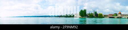 Panoramasicht auf die deutsche Stadt Konstanz am bodensee mit Rheintorturm und Dom unserer Dame Stockfoto