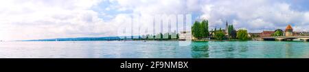 Panoramasicht auf die deutsche Stadt Konstanz am bodensee mit Rheintorturm und Dom unserer Dame Stockfoto