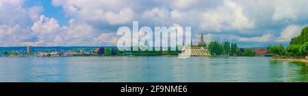 Panoramasicht auf die deutsche Stadt Konstanz am bodensee mit Rheintorturm und Dom unserer Dame Stockfoto