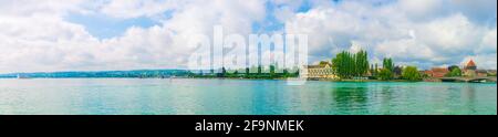 Panoramasicht auf die deutsche Stadt Konstanz am bodensee mit Rheintorturm und Dom unserer Dame Stockfoto