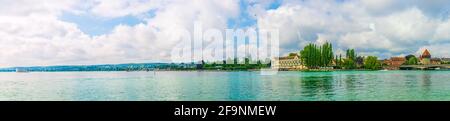 Panoramasicht auf die deutsche Stadt Konstanz am bodensee mit Rheintorturm und Dom unserer Dame Stockfoto