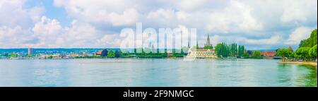 Panoramasicht auf die deutsche Stadt Konstanz am bodensee mit Rheintorturm und Dom unserer Dame Stockfoto