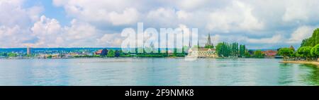 Panoramasicht auf die deutsche Stadt Konstanz am bodensee mit Rheintorturm und Dom unserer Dame Stockfoto
