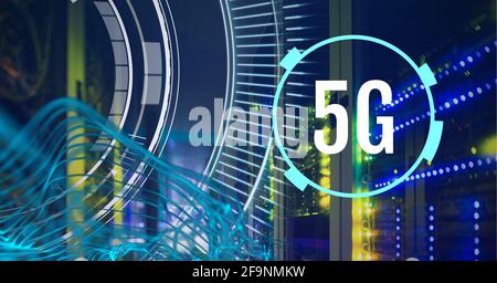 Zusammensetzung von 5g-Text über Scopes und mehreren blauen Elektrische Lichtwege Stockfoto