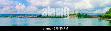 Panoramasicht auf die deutsche Stadt Konstanz am bodensee mit Rheintorturm und Dom unserer Dame Stockfoto