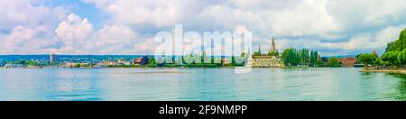 Panoramasicht auf die deutsche Stadt Konstanz am bodensee mit Rheintorturm und Dom unserer Dame Stockfoto