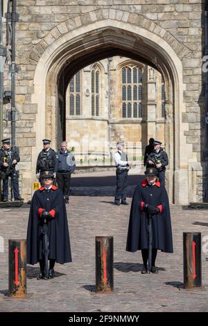 Königliche Beerdigung in Windsor: Schlosswächter während des Aufbaus des Beerdigung von Herzog von Edinburgh in Windsor, Berkshire, England, Vereinigtes Königreich Stockfoto
