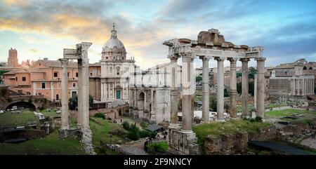 Panoramablick auf die Ruinen des Forum Romanum in Rom, Italien, auch bekannt als Foro di Cesare, oder Forum des Caesar auf dem Hügel Capitolium in Roma bei Sonnenuntergang. Panorama Stockfoto