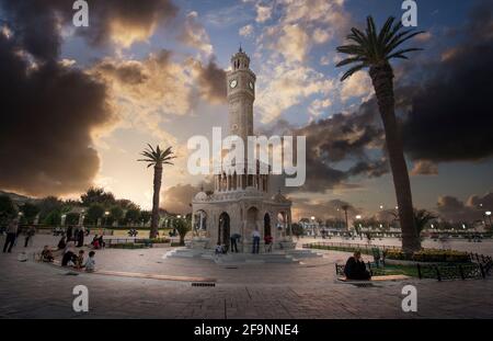 Blick auf die Konak Square Straße mit altem Uhrenturm (Saat Kulesi) bei Sonnenuntergang. Es wurde 1901 erbaut und als offizielles Symbol der Stadt Izmir in der Türkei anerkannt Stockfoto