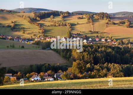 Herbstansicht von böhmischen und mährischen Hochland, Vecov Dorf, Zdarske vrchy, Tschechische Republik Stockfoto