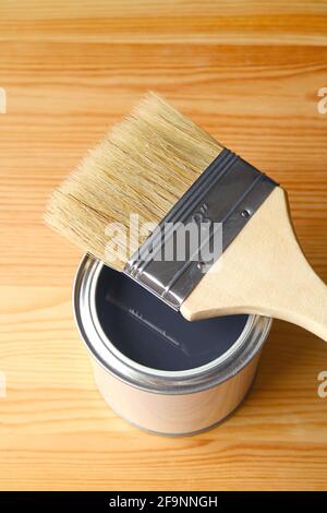 Pinsel auf geöffnete Farbe kann auf Holzdiele isoliert werden Stockfoto