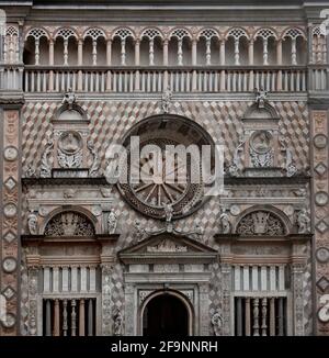 Fassade der Basilika Santa Maria Maggiore, die Kapelle Colleoni in Citta Alta, Bergamo, Italien. Historische Kathedrale Architektur der Altstadt. Stockfoto