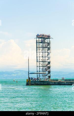 Blick auf einen Aussichtsturm im Hafen von friedrichshafen in Deutschland. Stockfoto