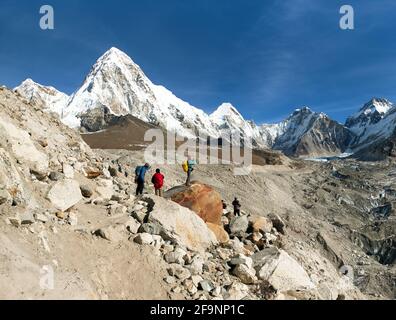 Mount Kala Patthar und Mount Pumo Ri mit Touristen in der Nähe von gorak shep Dorf auf dem Weg zum Everest Basislager, Sagarmatha Nationalpark, Khumbu Tal, N Stockfoto