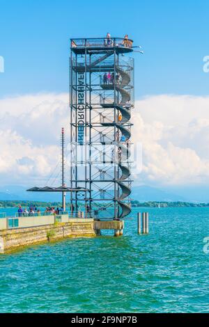 Blick auf einen Aussichtsturm im Hafen von friedrichshafen in Deutschland. Stockfoto
