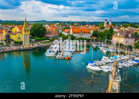 Luftaufnahme des deutschen Hafens Lindau mit Mangturm und einer Löwenstatue. Stockfoto