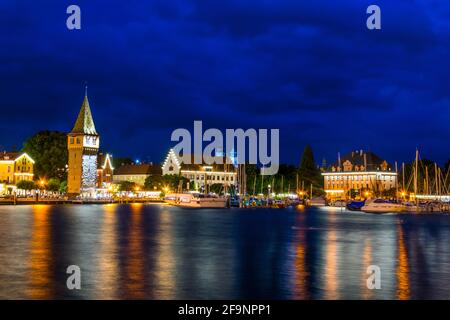 Panoramablick auf einen Hafen in der deutschen Stadt Lindau bei Nacht. Stockfoto