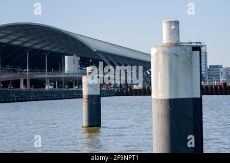 Nahaufnahme der Hafenboje im IJ-Fluss in Amsterdam Niederlande 5-4-2020 Stockfoto