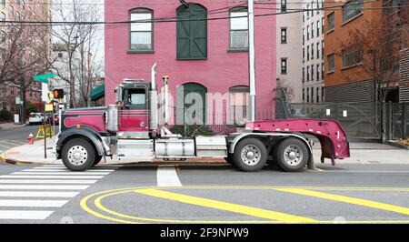 Lila Bonnet LKW steht auf der Straße gegen das lila Gebäude. New York. USA. Stockfoto