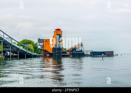 Blick auf die schwimmende Bühne am Bodensee in Bregenz, Österreich. Stockfoto